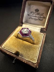 Ring mit Rubinen und Diamanten